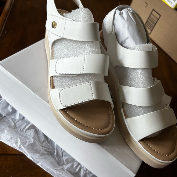 Sandals - Picture 1 of 3